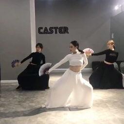 书简扇子舞背景视频,穿越时空的古典风情演绎  第1张